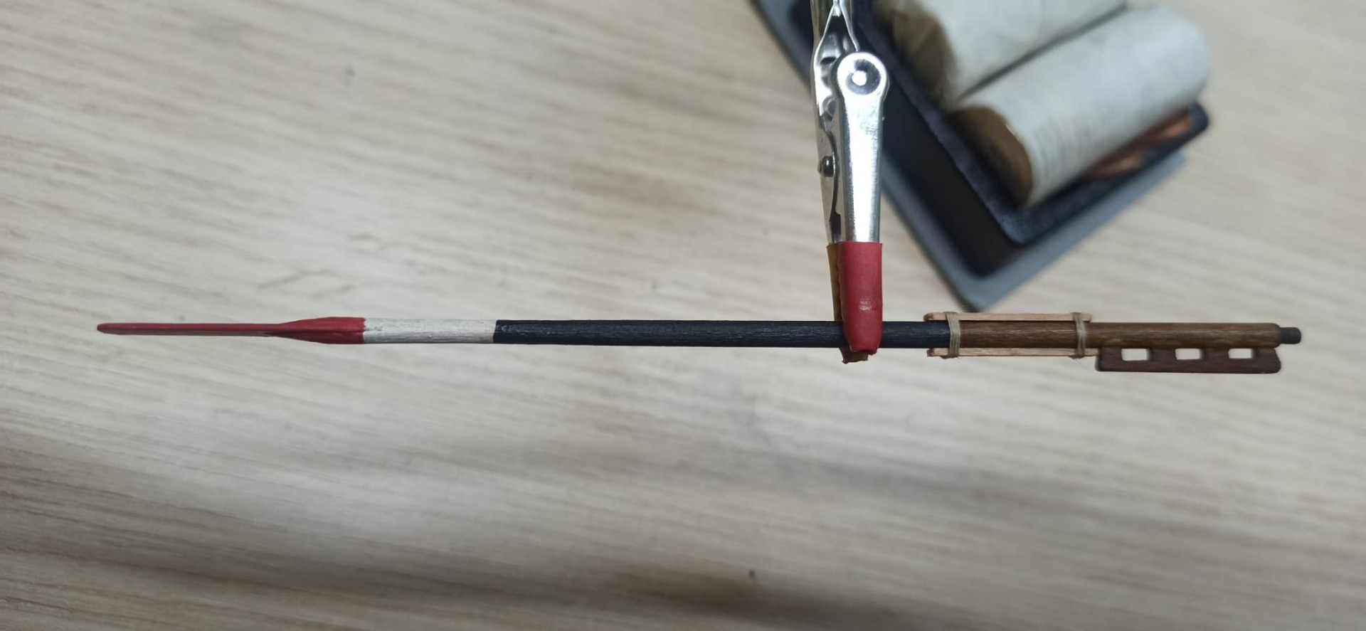 Yo lo tengo al revés, pala perpendicular a maneta...pero Ocre lo pone así tambien en su Cazador