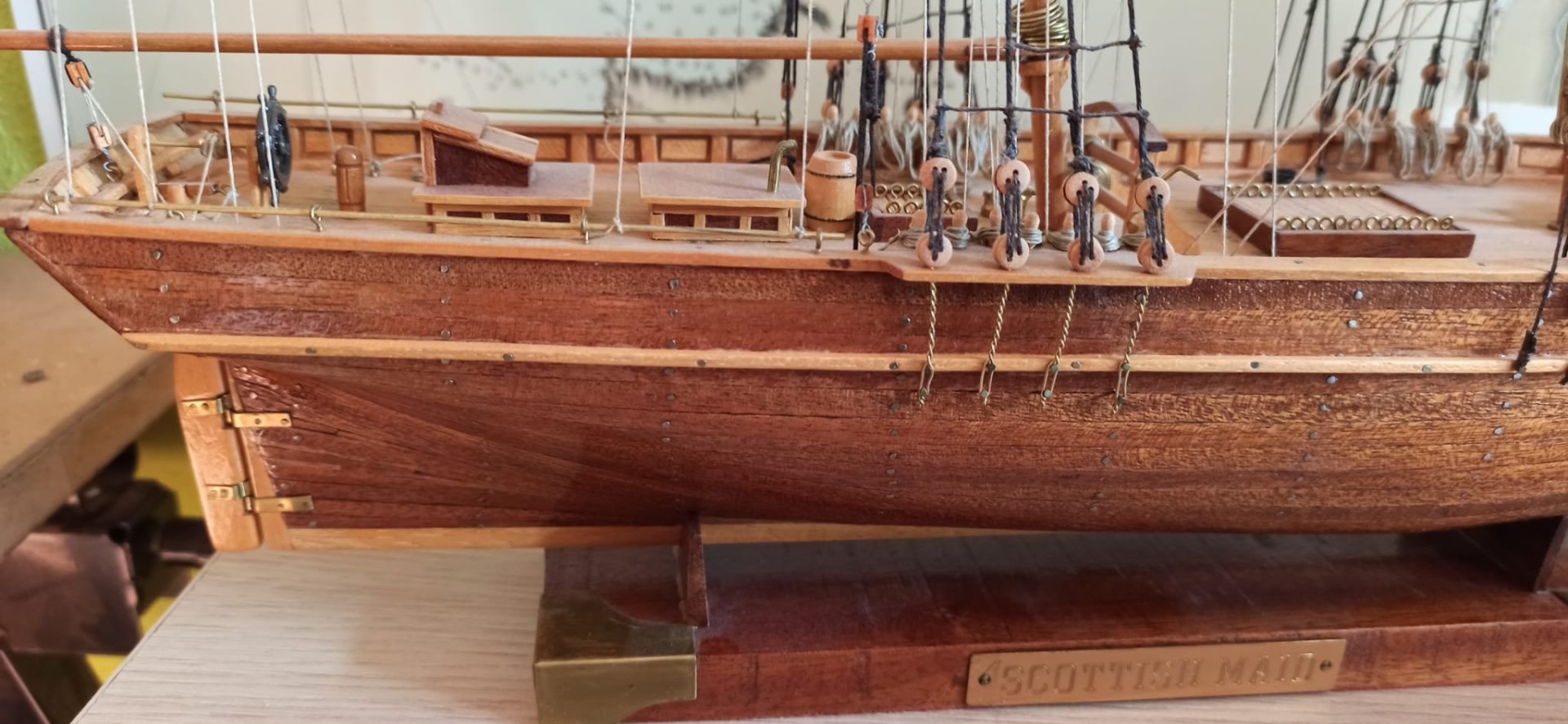 Para que veas que así empecé yo, ese fue mi primer barco, allá por el año 1989, motones sin teñir, nudos de pena, barniz super brillante, latón idem, etc, etc...pero le tengo cariño, es lo que me inicio en este mundo tan maravilloso.