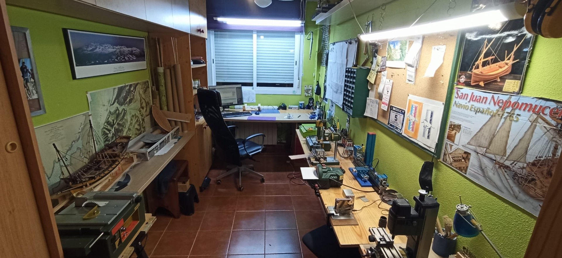 La luz de encima de las maquinas, con una sirga longuitudinal la puedo mover donde quiera a lo largo de la habitación,va de punta a punta