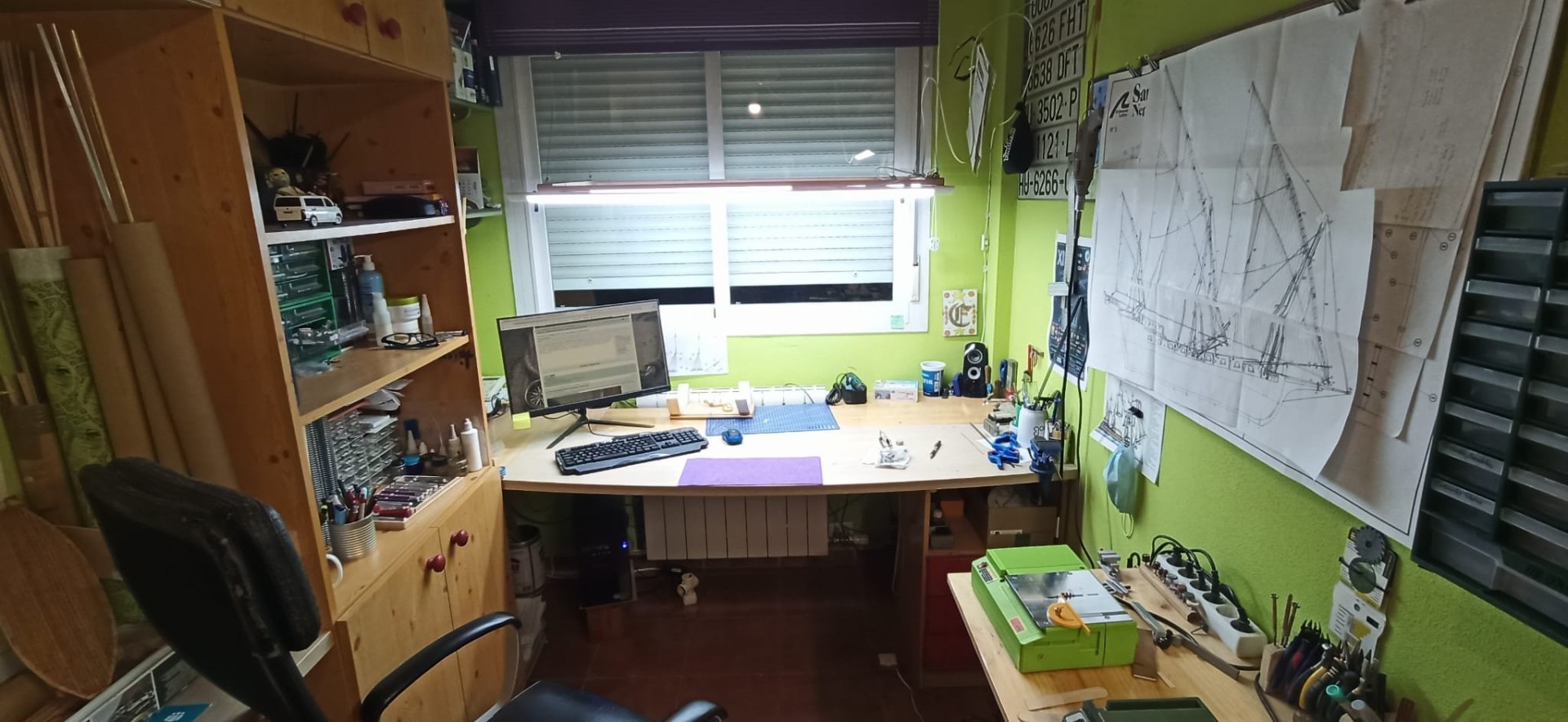 La lampara que esta encima de la mesa, con una sirga la puedo subir o bajar a la altura que quiera, por si necesito mas luz