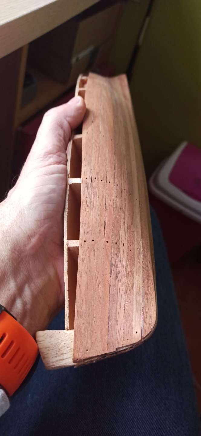 Lo mismo, modelo básico para relajar, pero vamos madera mala no lo siguiente, tracas de 7mm para forrar el casco, imposible meter las chinchetas en el exterior, pues son demasiado anchas para un casco tan pequeño, y eso que cada tabla le di forma con alcohol y secador de pelo, total va pintado.