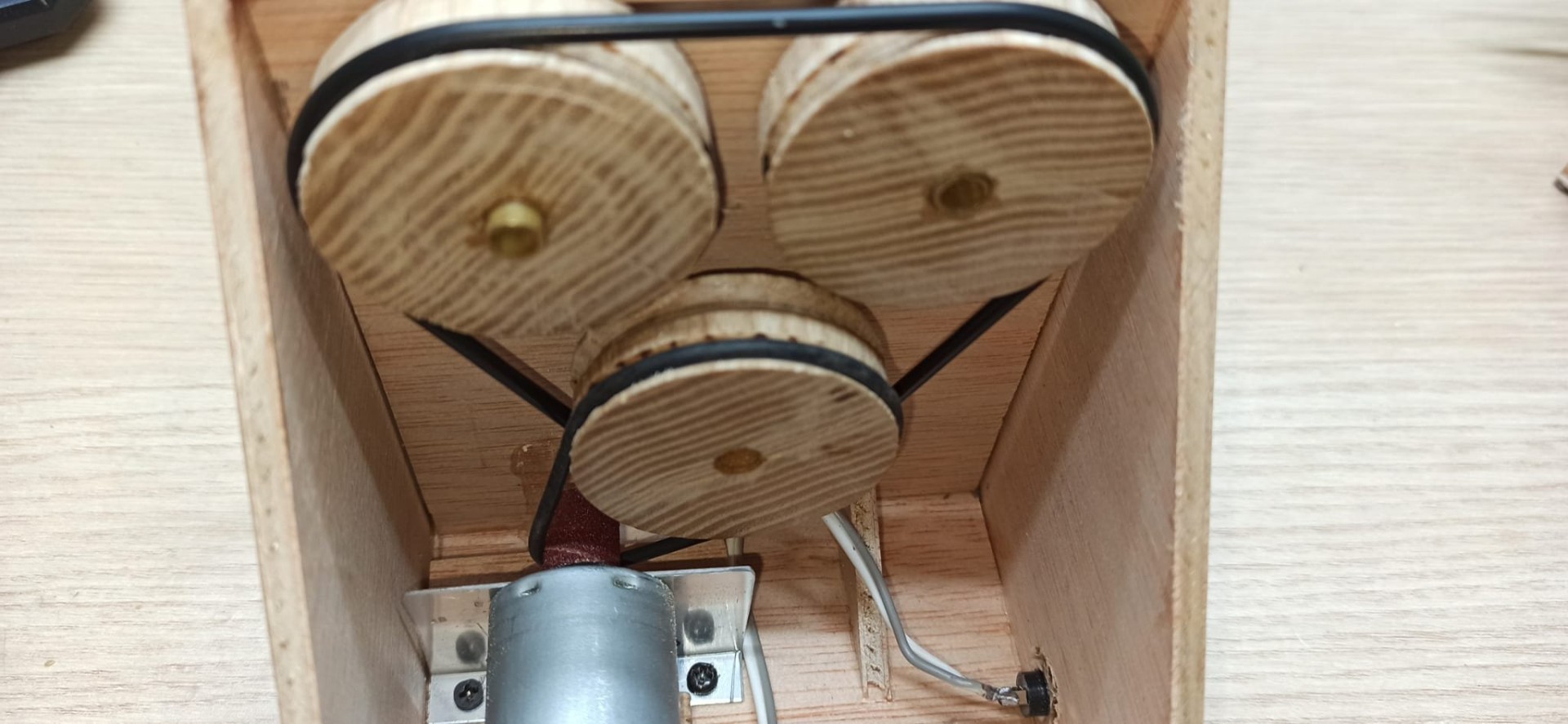 Si os fijais, la polea del motor es un disco de lija, de otra manera no tenia agarre para mover bien la tórica.