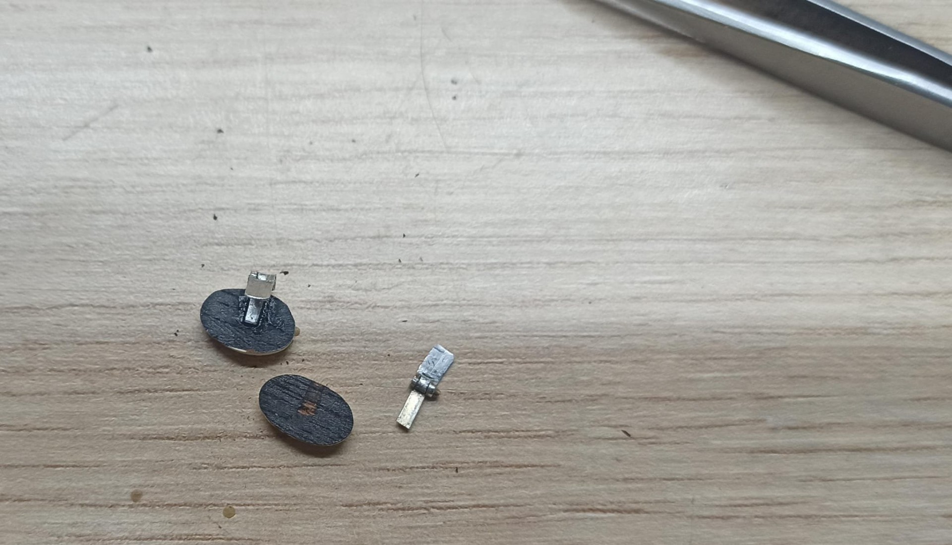 Aqui me pegue la currada de hacer la bisagra, en chapa de aluminio super delgada, pero, sinceramente, por ver que era capaz, pero no merece la pena, por que encima al pegar con ciano, por capilaridad se va al punto de giro y se queda soldada...