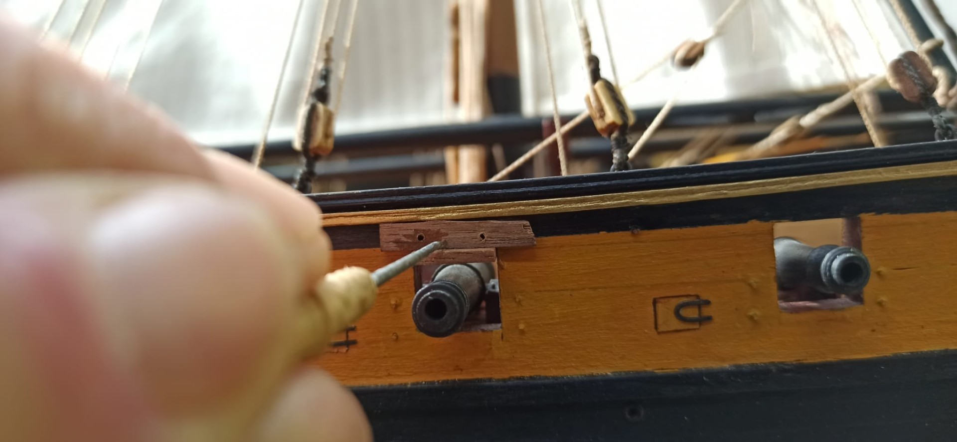 Procediendo hacer los orificios para los ejes de las bisagras.