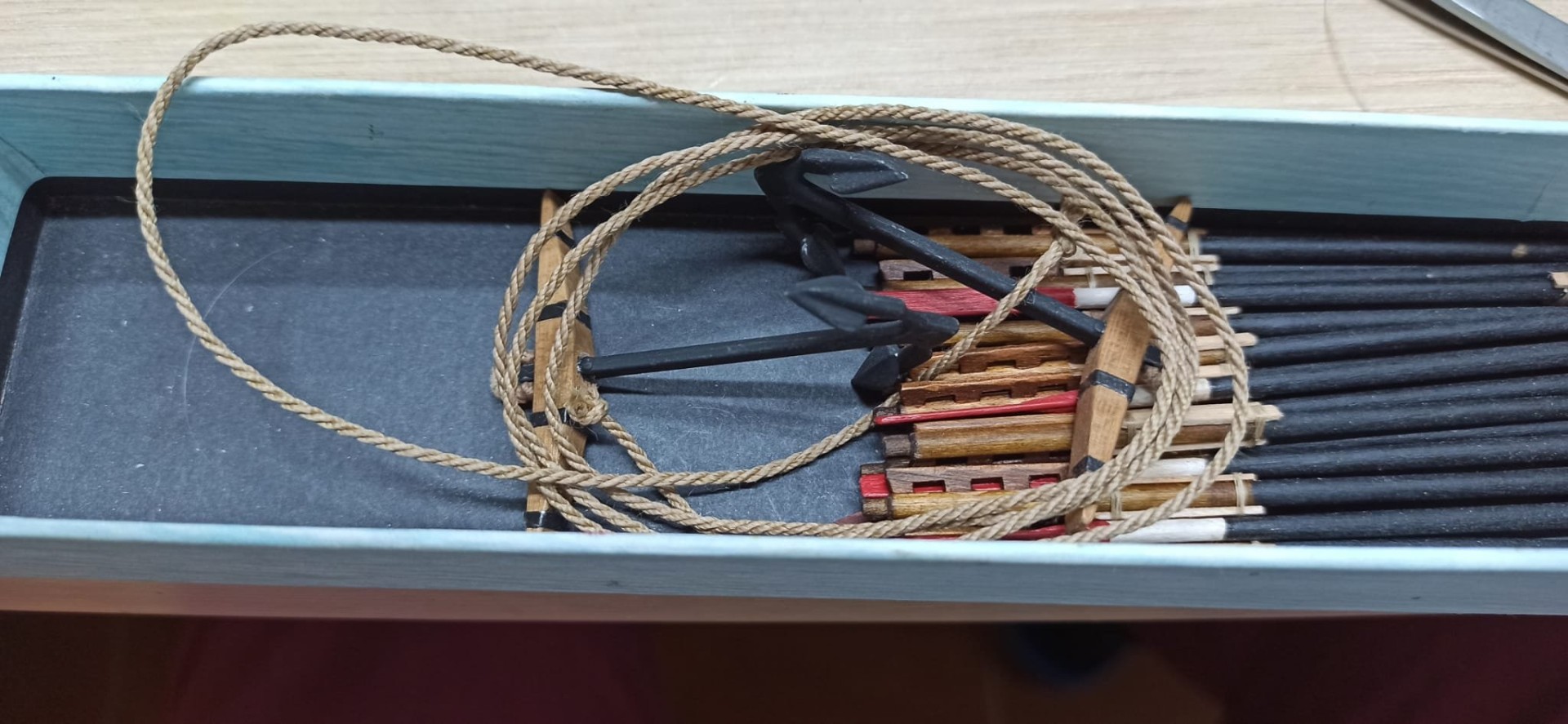 El cabo está hecho con la colchadora, una vez cogido el truco, es fácil y muy gratificante colocar tus propios cabos. La verdad es que la diferencia con los que vienen en los kit, es brutal