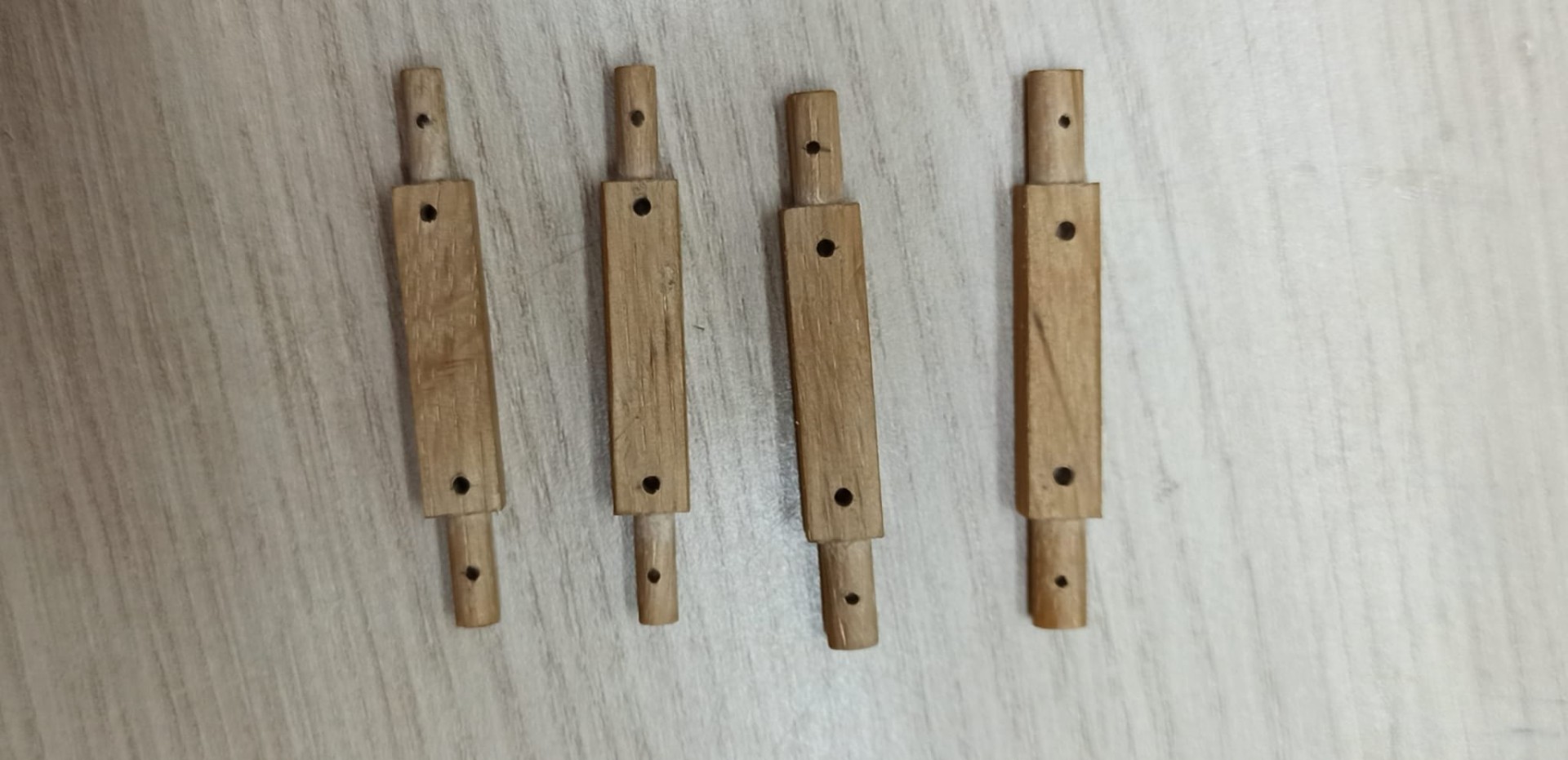 Los ejes son de cuadradillo de Roble.