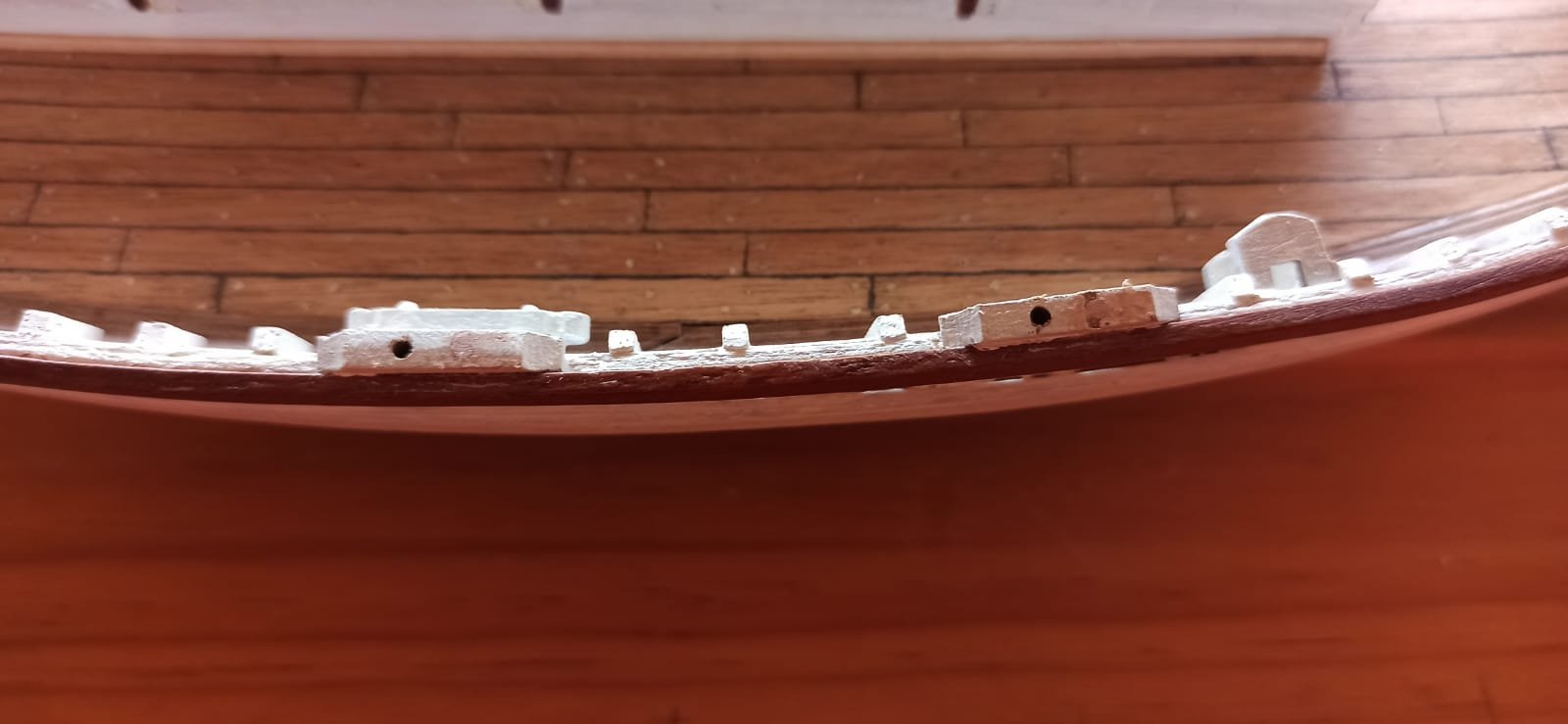 Según lo propone el kit, se apoya en la tablazón de forrado, en los barraganetes, en un par de ellos, y lateralmente en el cintón, con lo que el apoyo es en dos zonas, plana y lateral, con lo que lo veo mas reforzado que no solo en plano. Pero, ya digo, no soy un entendido en Llaut´s