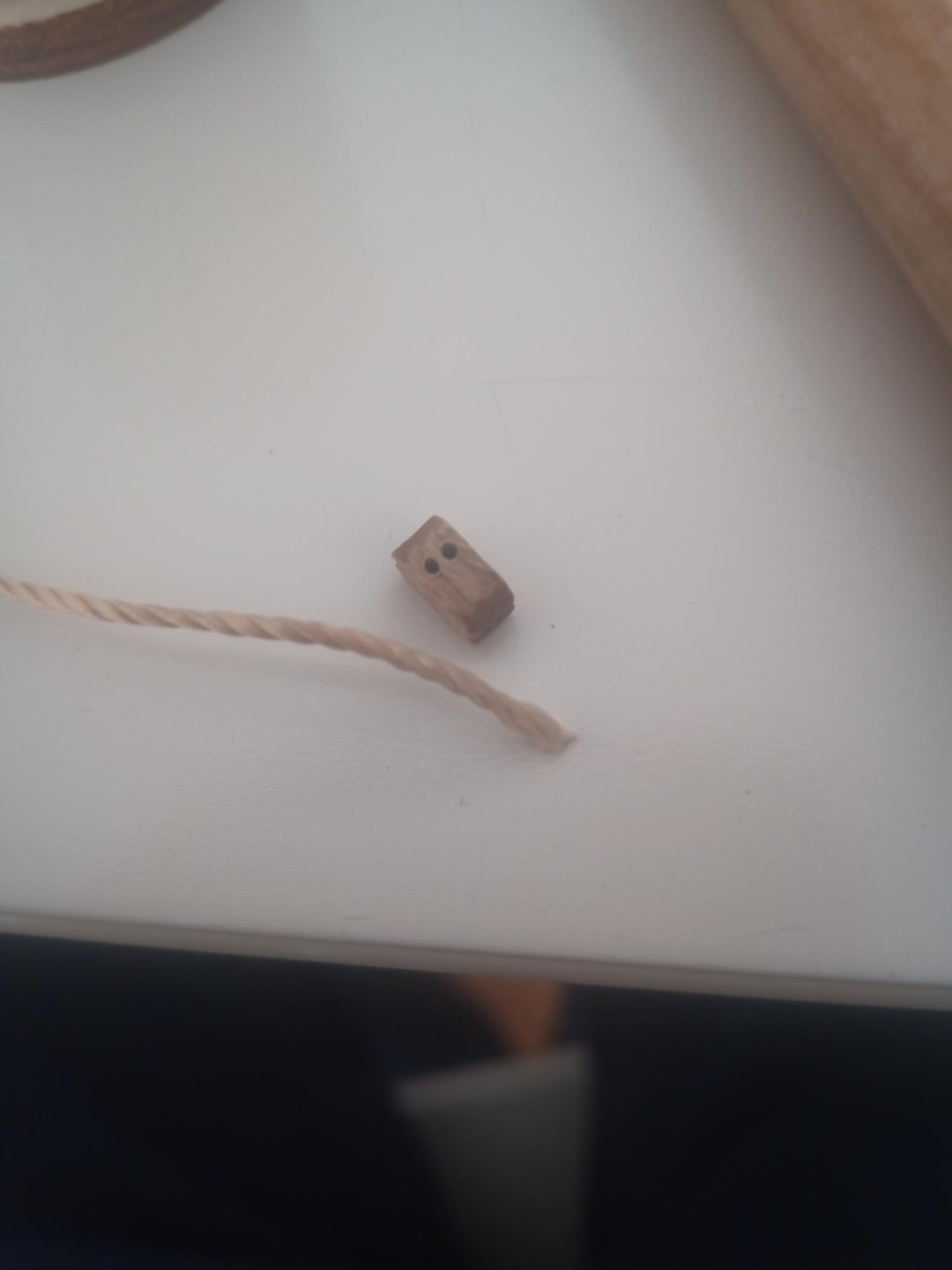 Es imposible que el hilo entre por ahí.