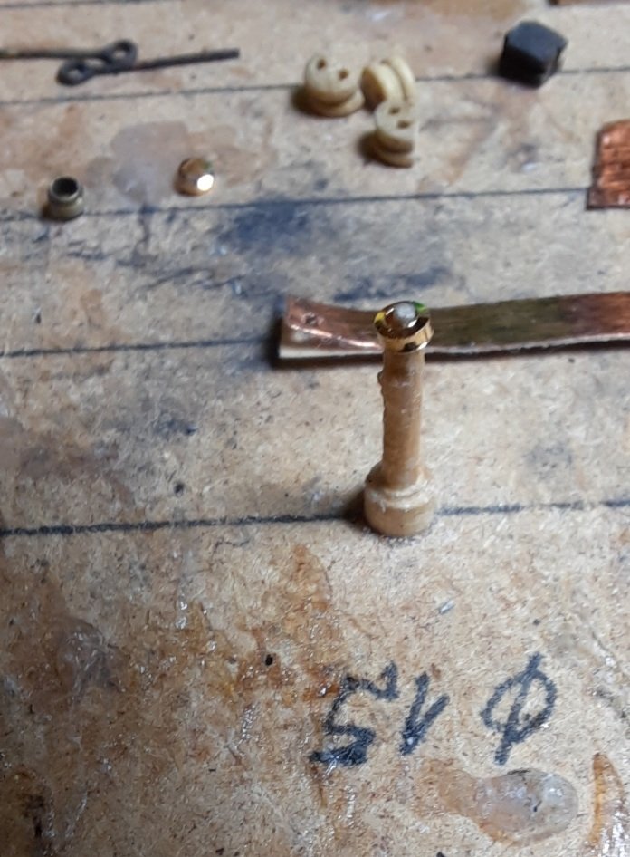 COLOCO EL GUARDACABO EN UN SOPORTE Y LE UNTO UN POCO DE LOCTITE EN UN LADO DEL COSTADO POR EL EXTERIOR, EN EL SURCO.