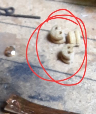 DETALLE DEL BERTELLO, ES UNA VIGOTA RECORTADA.