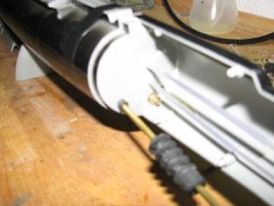mi modelo tiene dos motores, la de la izquierda esta yá metida, el ajuste es perfecto, para asegurar ( nunca se sabe) he pueto guardapolvos en las bocinas.<br />Si te decides, te aconsejo utilizes grasa de engranajes, para meter la bocina en la goma.