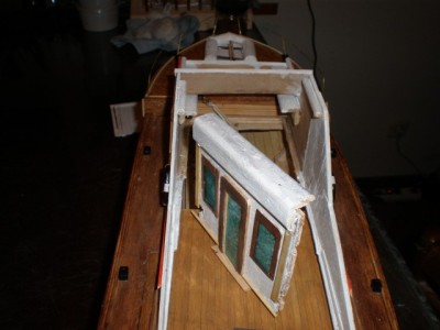 El mamparo de cierre de la cabina se une  mediante dos trozos de esquinero para agarrar la cubierta y la parte superior dela cabina.