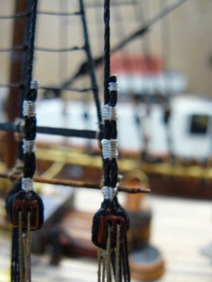 detalle de las ligadas de la vuelta de la burda, lleva tres ligadas tipo cruz y boton, y ligada de precinto al final del chicote