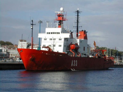 esta es la vista de la amura-babor del barco antes de la modificacion, fijate la torre..