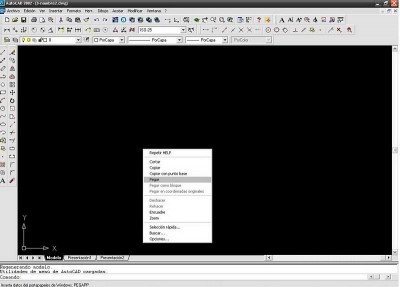 En el Autocad en la ventana del programa kiclamos  el botón derecho y pinchamos en pegar