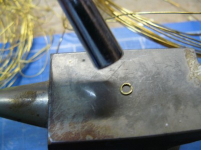 Con un martillo la doy sección cuadrangular, esto le da muchíma vistosidad a la arandela