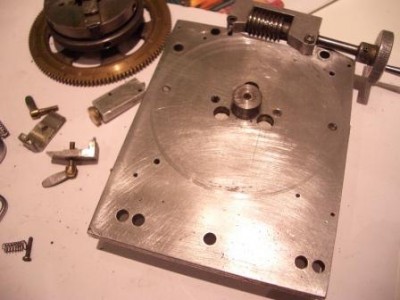 Placa base de dural 2017 de 6 mm espesor. Ver el pivote central de acero que ajusta en el orificio de la corona y a la vez en el posterior del plato Emco