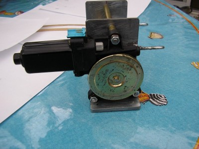 Vista lateral del motor, un elevalunas electrico de coche. En los conectores esta pendiente de poner un &amp;quot;inversor&amp;quot; para meter la traca hasta donde uno le interese.