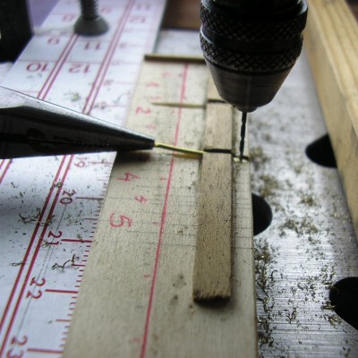 Para evitar que se mueva la broca o la varilla, coloco esta sobre un listón de madera y lo meto en una hendidura y con un pequeño punzón señalo lo más centrado posible el punto para la broca, para que sirva de guía al taladrar, mejor si lo agarramos con u