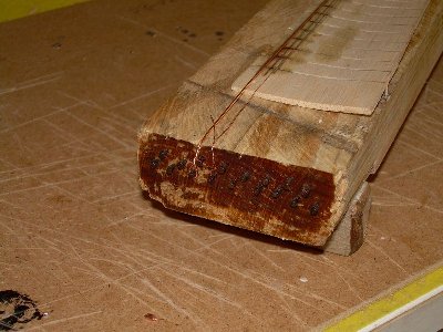 hago una anilla con la punta del alambre y la sujeto a un clavo