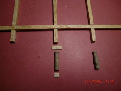 estas son las piezas, la columna, la base y la estructura superior