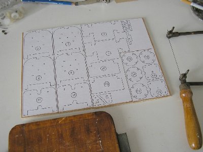 El plano de las piezas sobre una tablero de contrachapado de 4 mm.
<br />Las piezas repetidas son para dar el grueso de 8 mm.
