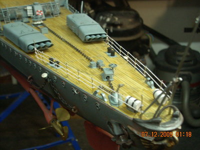 el mastil emplazado en el barco antes de la pintura de base.