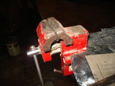 3.	Empecé utilizando una prensa y un marco con hoja de cortar metal<br /> (Segueta).