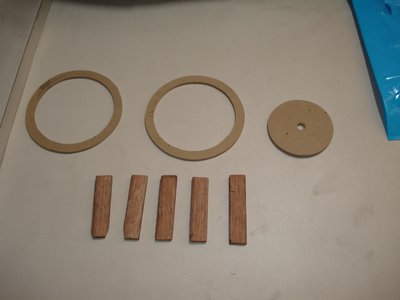 los aros los corte en mdf y le aplique sellador para madera, luego macilla para carros o hueso duro.