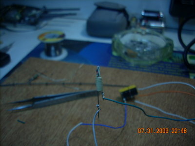 Prueba con un capacitor de 47uF, notese que a penas se prende el filamento en un color rojomuy apagado, aprox 1 seg de exposicion.