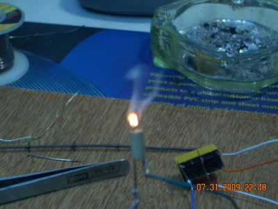 Prueba con un capacitor de 100 uF, tiempo aprox de 2 seg. color blanco fuerte luminoso, el humo que se ve es parte del halogeno que se desprende, increiblemente el filamento no se quema si se deja enfriar unos segundos.