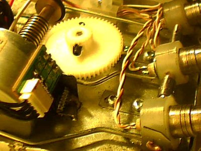 Otra foto de los detonadores colocados, la coneccion de los mismos es en paralelo, porque en serie de quemarse uno anularia los otros.