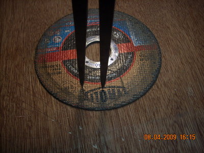 CON UN COMPAS DE PUNTAS SECAS TRAZAMOS UNA CIRCUNFERENCIA DE UN RADIO DE 1.5 CM APROX O LA MEDIDA QUE QUIERAN DAR AL DISCO, ASEGURAMOS QUE EL COMPAS ADEMAS DE MARCAR BIEN EL PERIMETRO MARQUE BIEN EL CENTRO.