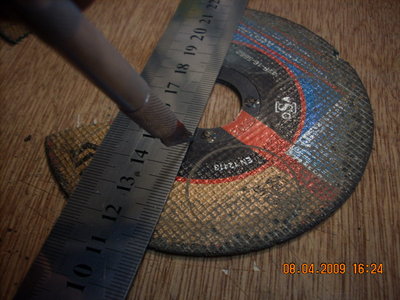 LUEGO CON UNA TRINCHETA O CUTER HACEMOS UNOS CORTES SIN PROFUNDIZAR DEMACIADO ENTRE CADA DISCO.
