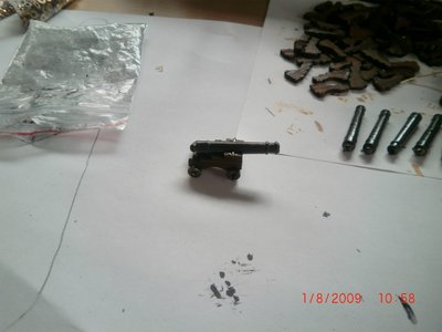 El primer cañón en proceso de montaje.