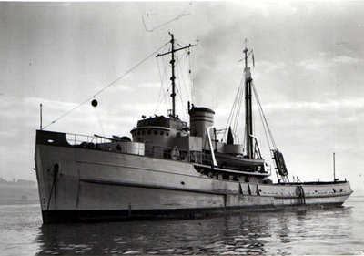 foto en laguerra con su ametralladora de proa