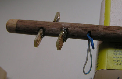 Instalacion del mastil, se observa que los soportes de las luces son las propias placas de baquelita.