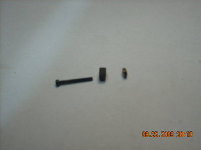LUEGO TOMAMOS SIMPLEMENTE UN TORNILLO QUE PASE POR EL CENTRO DE LA FRESA Y ENTRE EN EL MANDRIL DEL TORNO, LA TUERCA VA A MANTENER LA FRESA EN SU LUGAR. LOS MAS EXIGENTES SE PUEDEN HACER EN EL TORNO UN MANGUITO MAS ADECUADO CON TORNILLO COMO EL QUE SE USA PARA LOS DISCOS. EL TORNILLO VA MUY BIEN Y COMO LA TUERCA VA A EN CONTRA DEL SENTIDO DE GIRO DEL TORNO AL AJUSTARLA RARA VEZ SE AFLOJA.