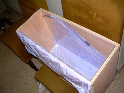 Cajon de contrachapado de 10 mm. Dentro la vitrina de metacrilato.