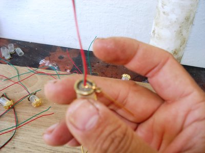 introduciendo por la cabecita del alfiler los cables