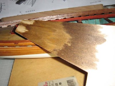La parte más clara tiene tapaporos nitrocelulósico previo, la más oscura es directa sobre la madera.