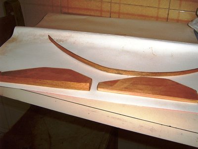 luego de pegar los laterales en ambas piezas, corto los bordes en chapilla de otra clase de madera para resaltarlos