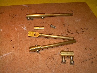 aprovechamos unos viejos bornes de enchufes algun taller elecrtrico nos lo pueden dar sin mayor problema y unas fichas             
<br />(dependiendo del lugar lo llaman tambien regletas) los cortamos y abrimos por la mitad y pasamos una broca a una de las pa