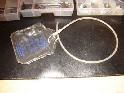 Tanque de lastre, envase flexible de suero de 250ml, con una manguera adosada.