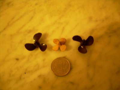 Las hélices randes son de 25 mm (en la realidad de 7m) y la pequeña de 18 mm (en realidad de 5 m)