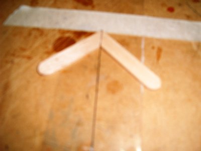 la linea se ve a travez de la cinta empiezo a colocar las varillas y se le hace una leve presiòn par que la cinta la sujete.