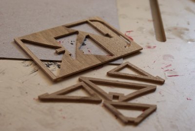 Cojeremos la plancha donde vienen troqueladas las piezas. Con la ayuda de un cúter, extraeremos las piezas B, C y D.