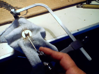 Eliminando la rosca en donde se encuentra el atenuador de presion, luego se desarma completamente el instrumento para soldarle el cañito de alimentacion y modificar el cuadrante.