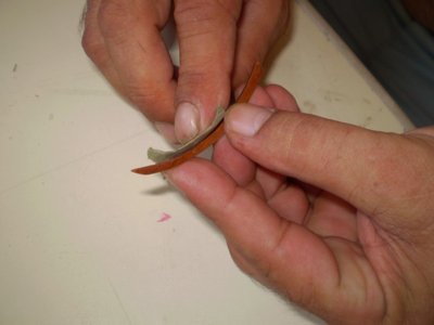 Con papel de lija de grano muy fino, puliremos con cuidado las cuatro piezas. Después, la sumergiremos en agua para que ganen elasticidad.