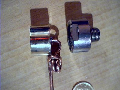 vista lateral de la modificacion, se puede notar en el manometro original los rebajes para colocar una llave para apretar el instrumento al matafuegos.